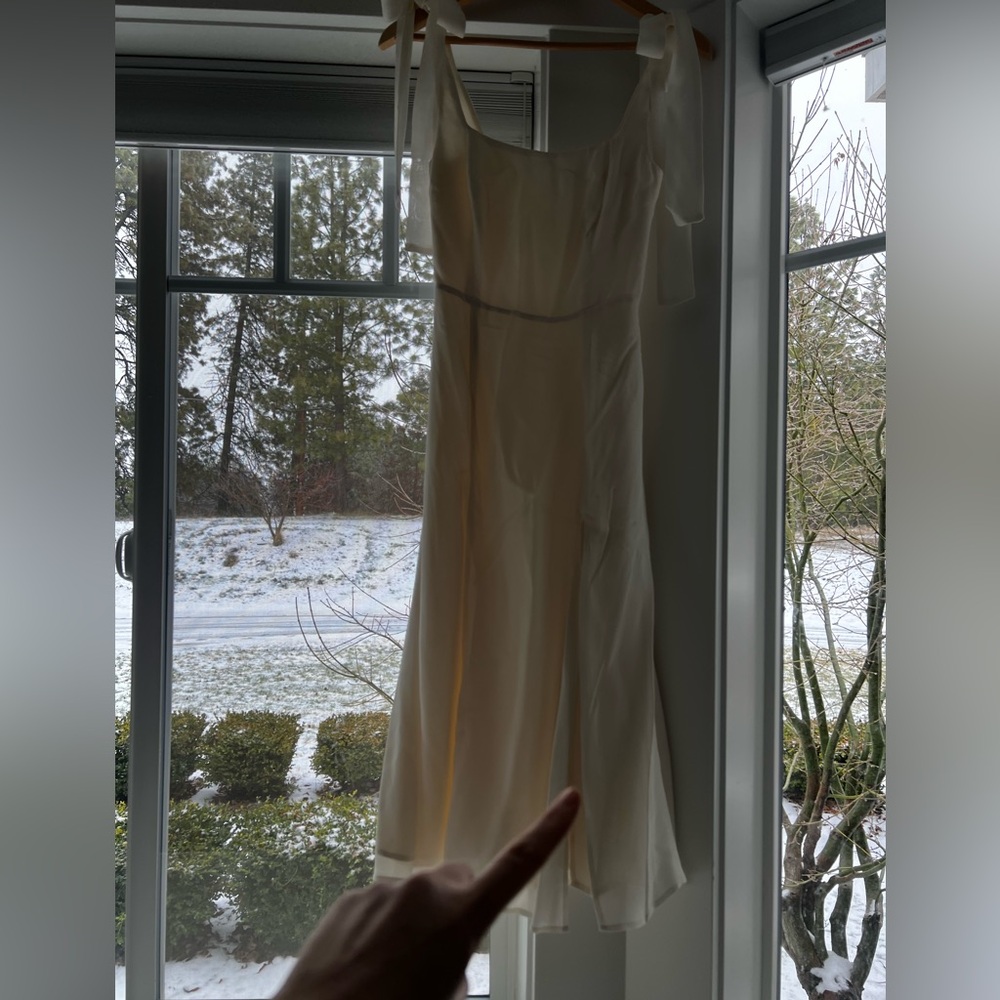 Reformation Twilight Dress in Ivory
White Sleeveless Midi 0 - Picture 6 of 12